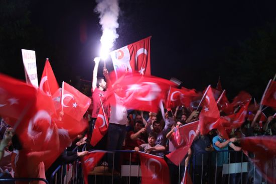 Halk FETÖ'cü darbecilere karşı meydanlarda