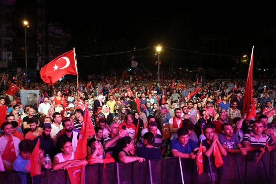 Halk 'demokrasi nöbeti'ni sürdürdü