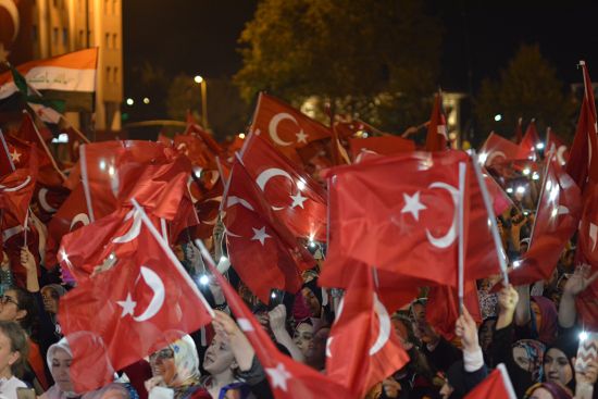 Halk 'demokrasi nöbeti'ni sürdürdü