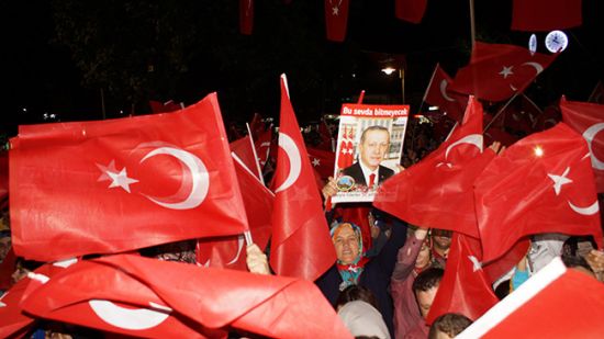 Meydanlarda 'demokrasi nöbeti' südürüldü