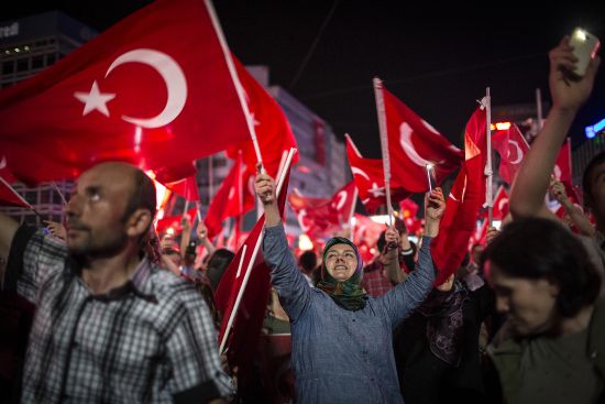 Meydanlarda 'demokrasi nöbeti' sürüyor