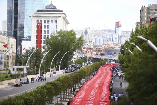 Vatandaşlar dev Türk bayrağıyla AK Parti Genel Merkezi'ne yürüdü