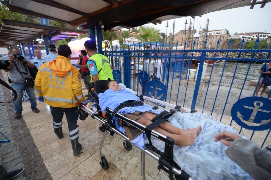 Antalya'da Konyaaltı açıklarında tur teknesi yan battı