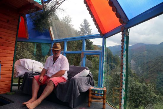 Çam gövdesine 18 metrekarelik ağaç ev yaptı