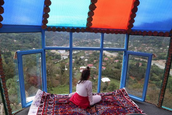 Çam gövdesine 18 metrekarelik ağaç ev yaptı