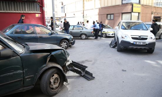 Kaza yaptıktan sonra kaçarken 14 araca zarar verdi