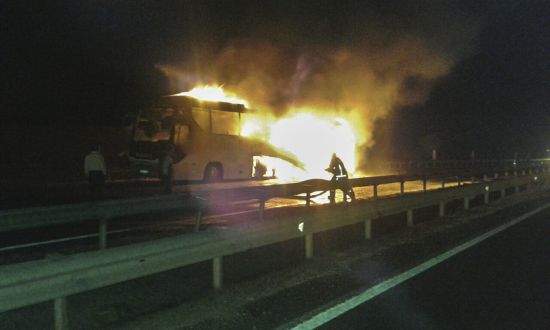 Seyir halindeki yolcu otobüsü alev alev yandı