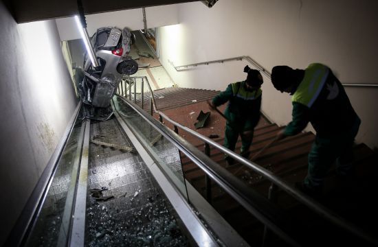 Bursa'da otomobil metro yaya alt geçidine yuvarlandı