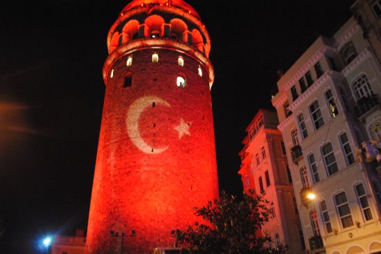 Galata Kulesi kırmızı beyaza büründü