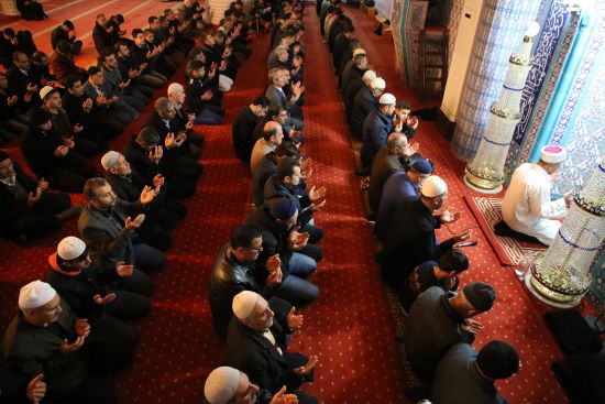 Eller semaya İstanbul şehitleri için açıldı