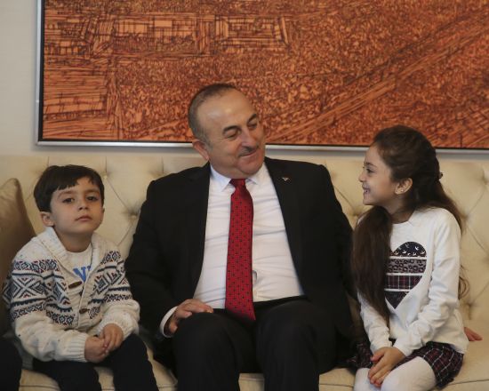 Çavuşoğlu, Halepli minik Bana ile görüştü