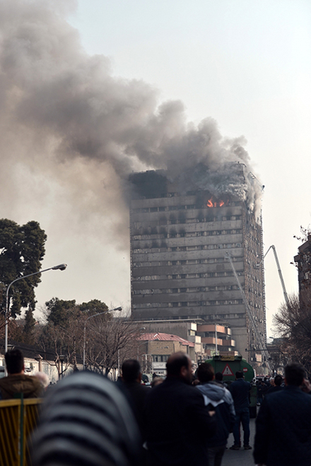 İran’da 17 katlı iş yeri çıkan yangının ardından çöktü