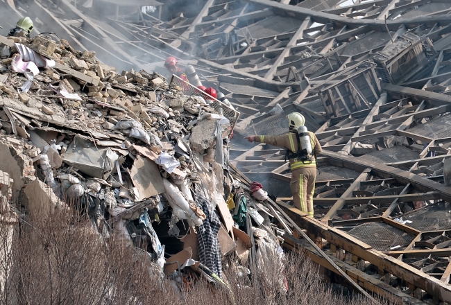 İran’da 17 katlı iş yeri çıkan yangının ardından çöktü