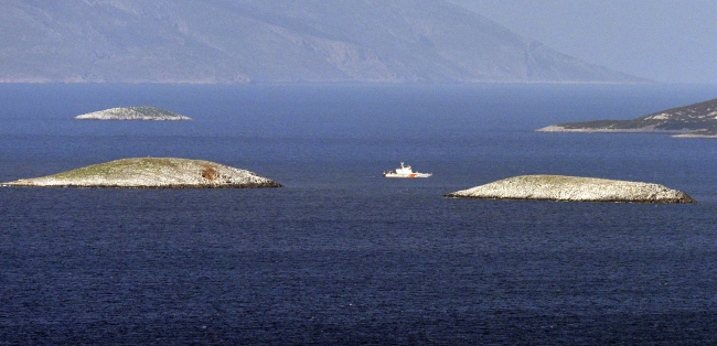 Türk karasularını ihlal eden Yunan botu geri püskürtüldü