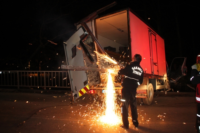 Kaza yapan kamyonet köprüde asılı kaldı