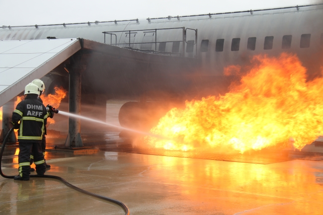 Uçak yangınlarına böyle hazırlanıyorlar
