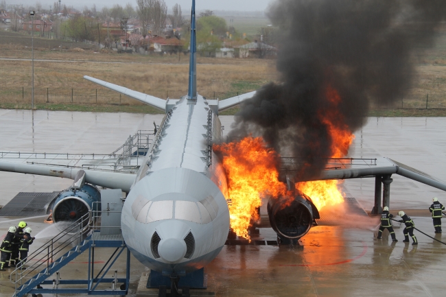 Uçak yangınlarına böyle hazırlanıyorlar