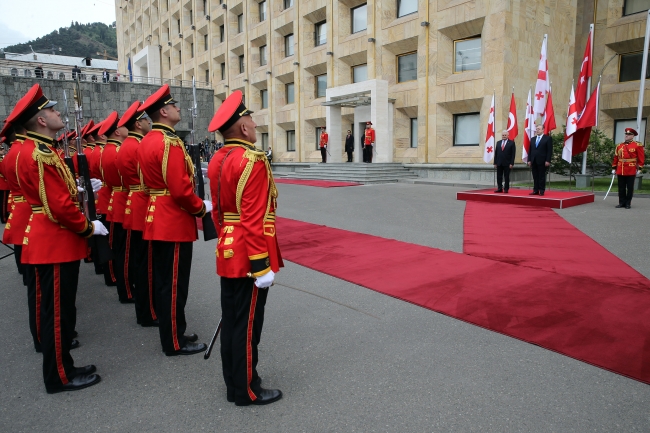 Başbakan Yıldırım Gürcistan'da resmi törenle karşılandı