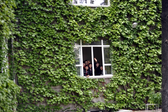 Doğanın "mantoladığı" okul