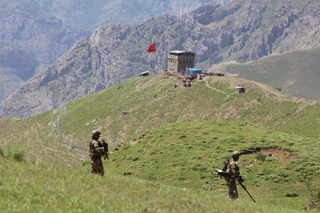 PKK'lı teröristler kaçacak delik arıyor
