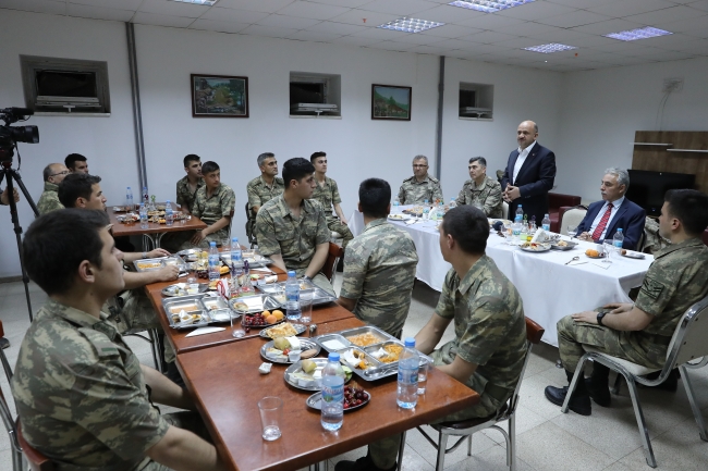 Bakan Işık, Dağlıca Üs Bölgesi'nde askerlerle sahur yaptı