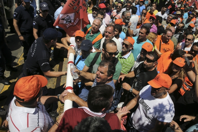 Yunanistan'da temizlik işçilerinden protesto
