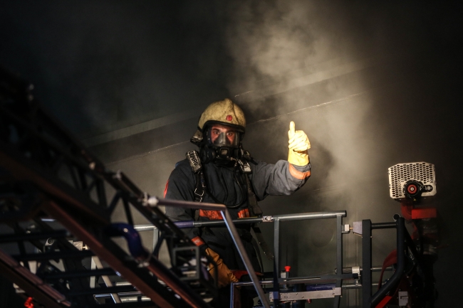 Kağıthane'de kargo şirketinin deposunda yangın