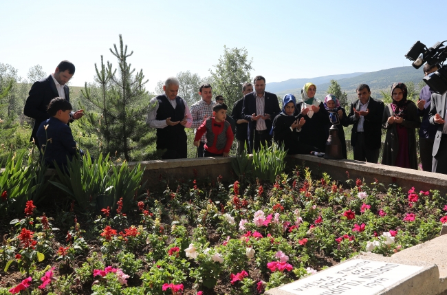 Başbakan Yıldırım anne ve babasının mezarlarını ziyaret etti