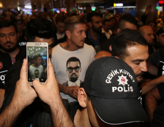 Trabzonspor taraftarlarından Kucka'ya coşkulu karşılama