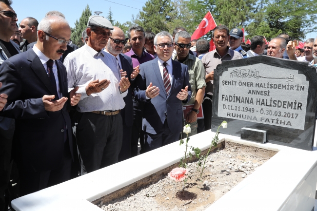 Şehit Ömer Halisdemir kabri başında anıldı