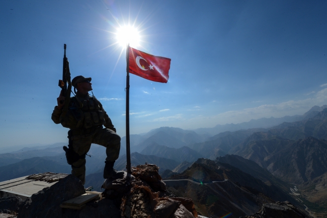Mehmetçik'ten 'kartal yuvası'nda vatan nöbeti