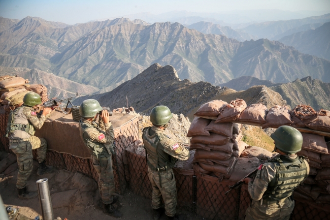 Mehmetçik'ten 'kartal yuvası'nda vatan nöbeti