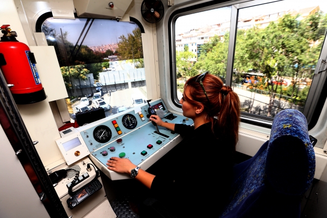 Ankara metrosunun kadın vatmanları