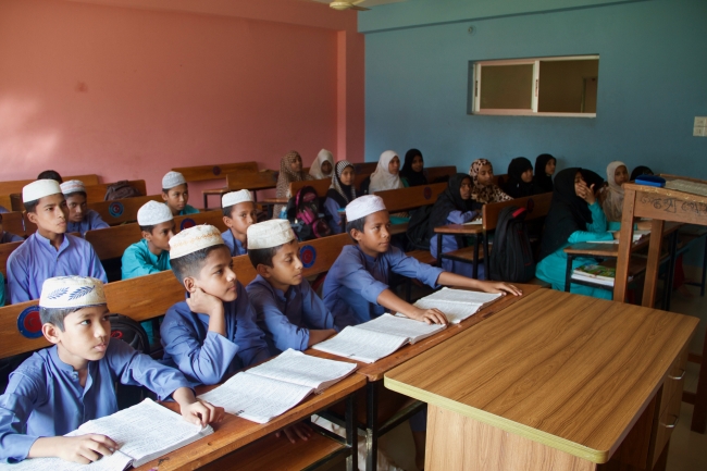 Arakanlı yetimlerin yüzü Türkiye sayesinde gülüyor