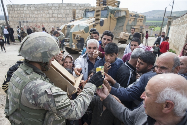 Mehmetçik terörün yakıp yıktığı Afrin'e kol kanat geriyor