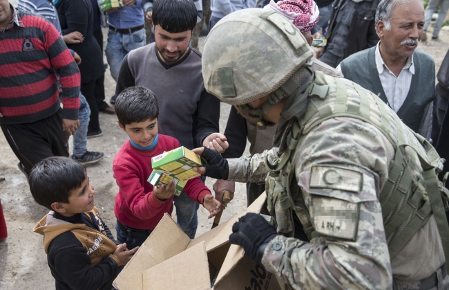 Mehmetçik terörün yakıp yıktığı Afrin'e kol kanat geriyor