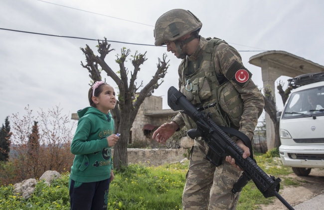 Mehmetçik terörün yakıp yıktığı Afrin'e kol kanat geriyor
