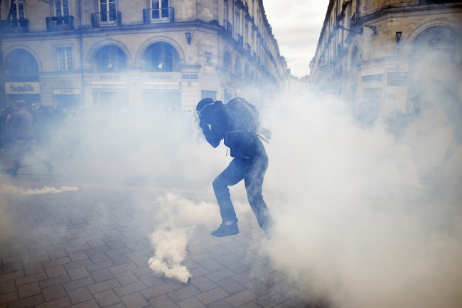 Fransa'daki protestolara polisten sert müdahale