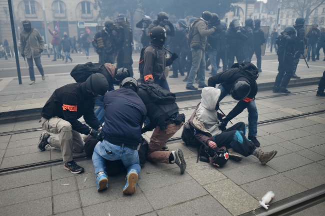 Fransa'daki protestolara polisten sert müdahale