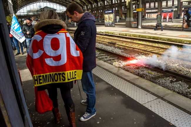 Fransa başbakanı ülkesindeki grev nedeniyle Mali ziyaretini erteledi