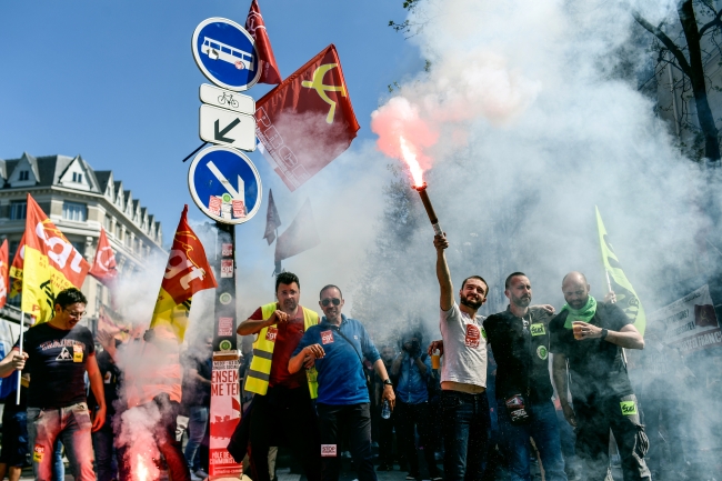 Fransa'da grev gösterilerine onbinlerce kişi katıldı
