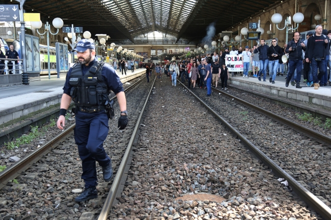 Fransa'da grev ve gösteriler ülke ekonomisini sarsıyor
