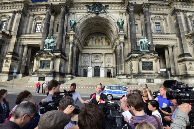 Berlin Katedrali'nde bıçaklı saldırgan paniği