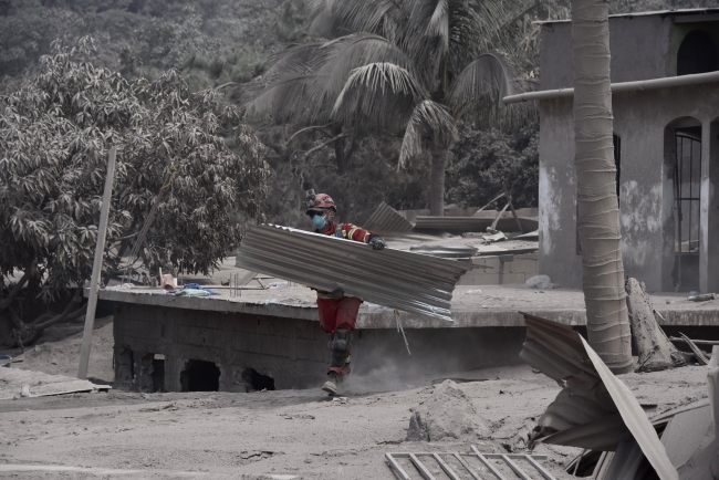 Guatemala'da yanardağ felaketi: Küllerin içinde canlı arıyorlar
