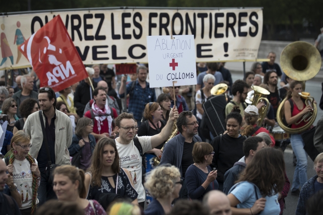Fransa'da mültecilere destek yürüyüşü yapıldı