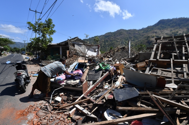 Endonezya'da deprem 20 bin kişiyi yerinden etti