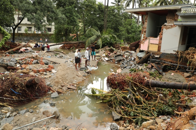 Hindistan'da sel ve heyelanlarda 370 kişi hayatını kaybetti