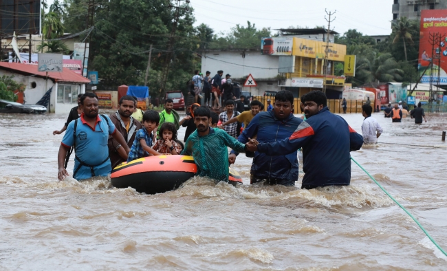 Hindistan'da sel ve heyelanlarda 370 kişi hayatını kaybetti