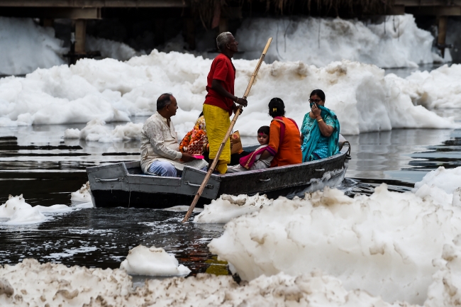 Toksik köpük Hindistan'ın kutsal Yamuna Nehri'ni kirletiyor