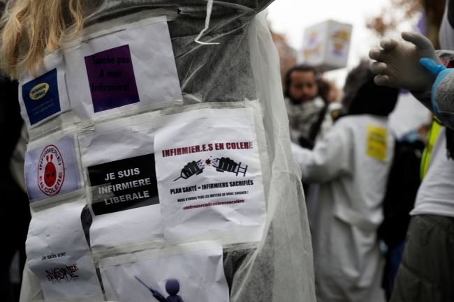 Fransa'da hemşirelerden hükümet karşıtı protesto